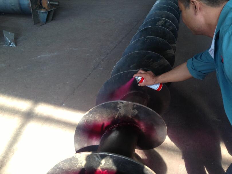 职工在作着色探伤检验